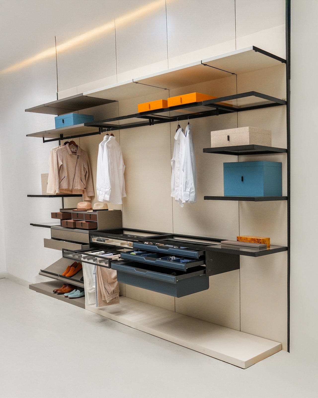 Zeno, walk-in closet