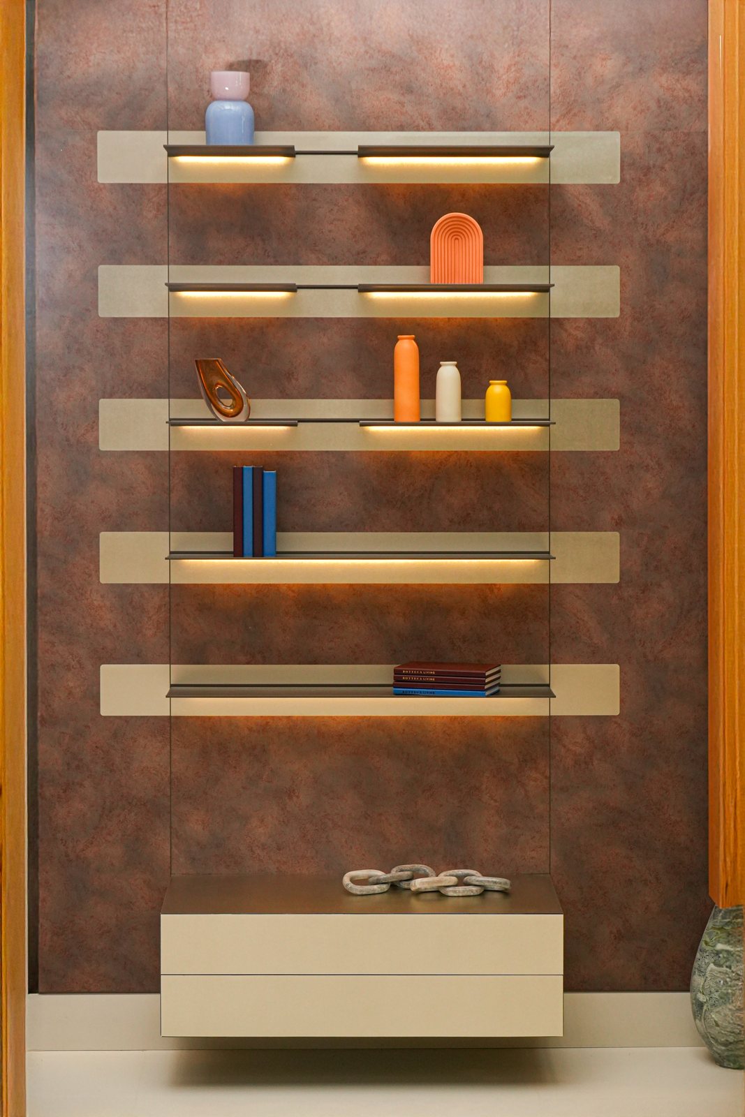 Enzo, shelves